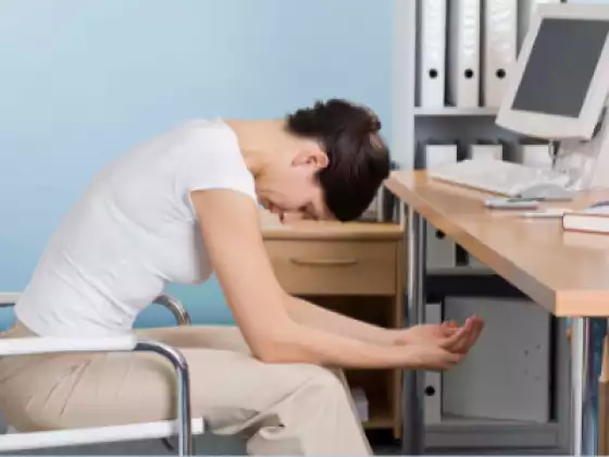 Yoga en el escritorio para la salud física y mental