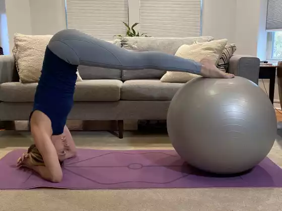 Pilates en la clase de introducción a Big Stability Ball