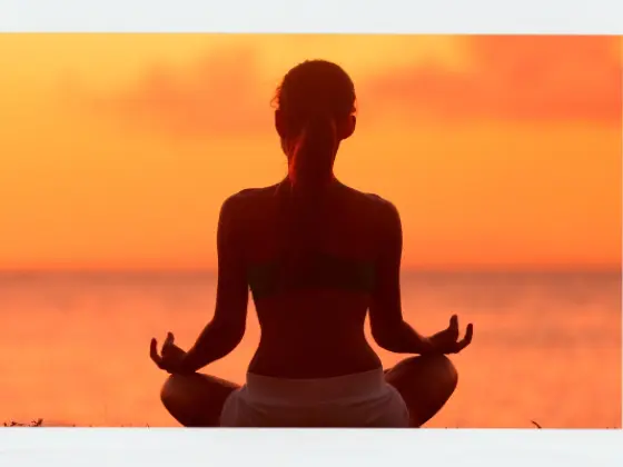 Flusso di yoga all'alba