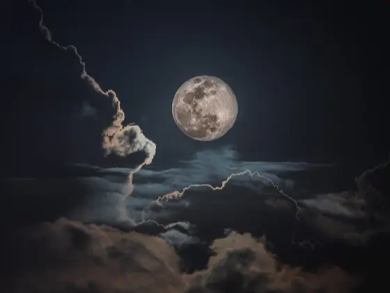 Meditasi Bulan Penuh Ruang Suci